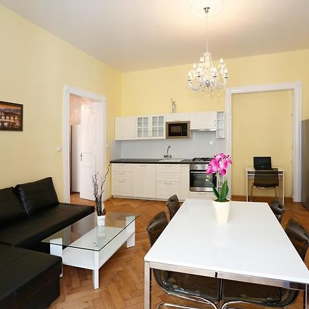 Apartment Near The Charles Bridge Прага Стая снимка