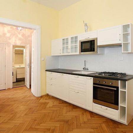 Apartment Near The Charles Bridge Прага Стая снимка