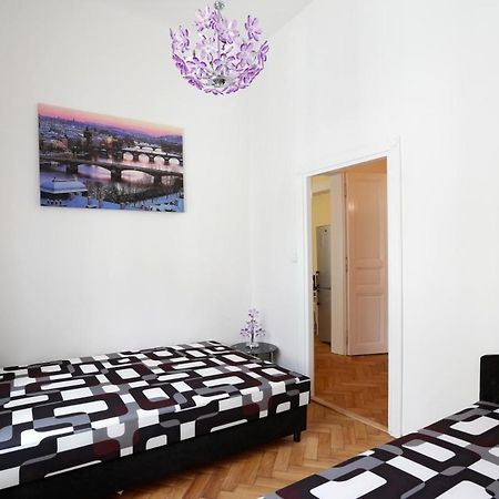 Apartment Near The Charles Bridge Прага Стая снимка