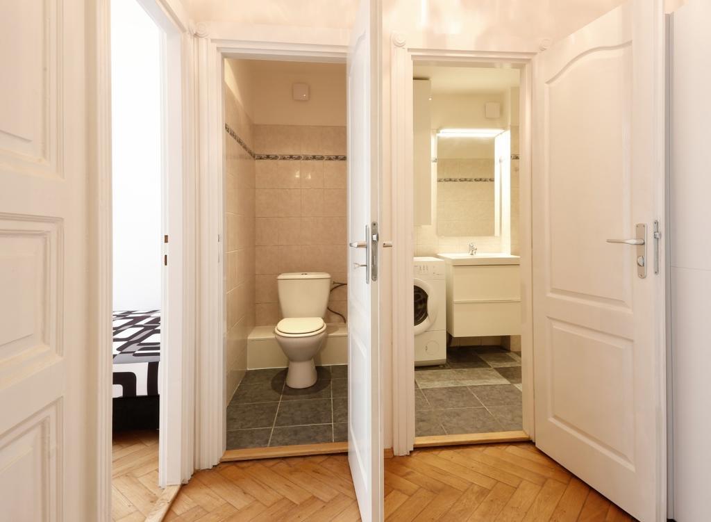 Apartment Near The Charles Bridge Прага Стая снимка
