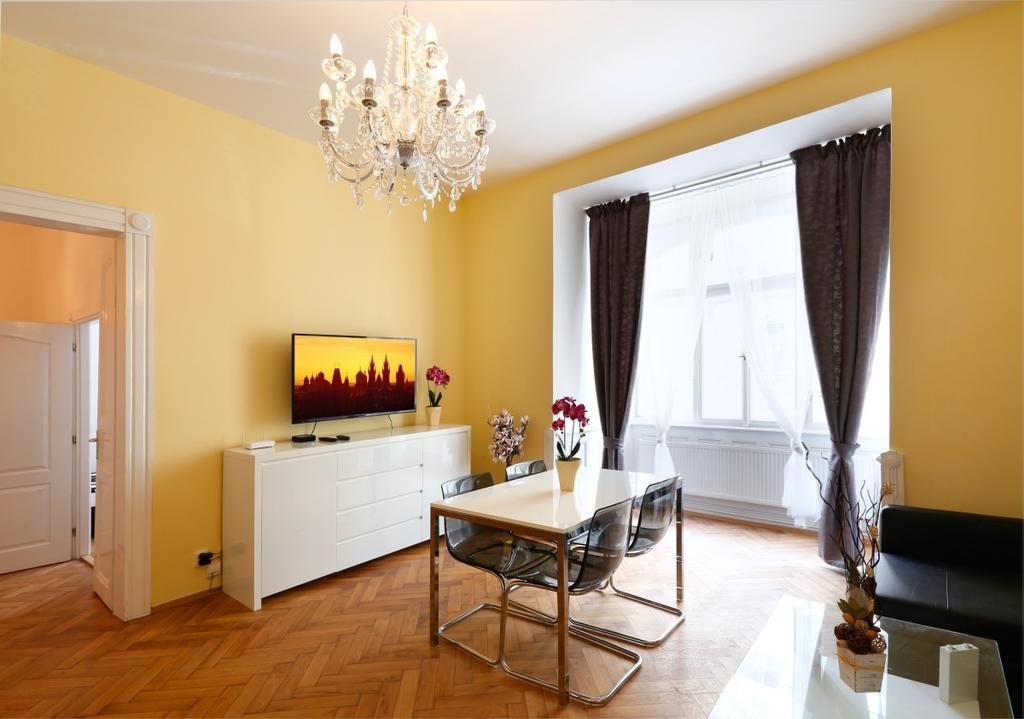 Apartment Near The Charles Bridge Прага Стая снимка