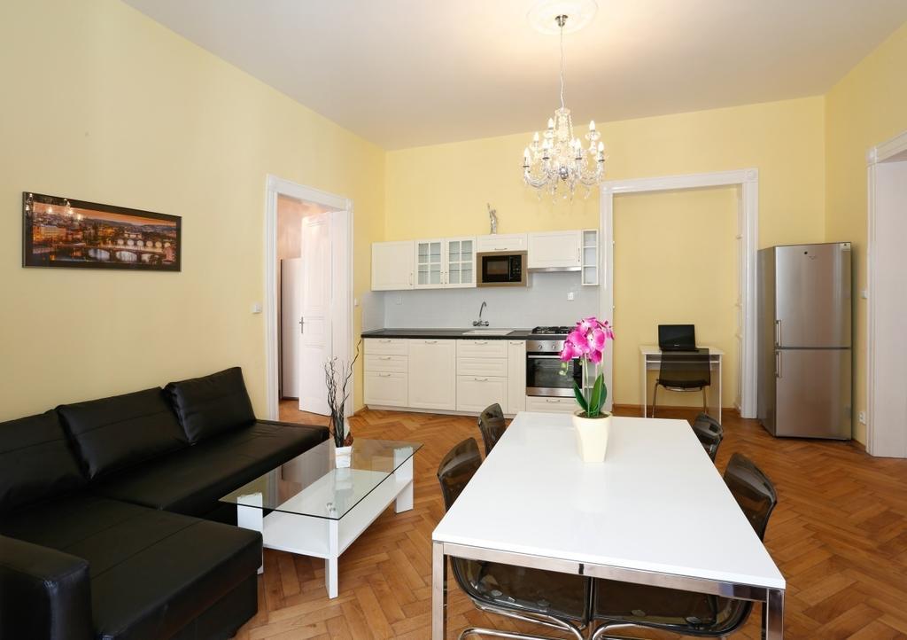 Apartment Near The Charles Bridge Прага Стая снимка