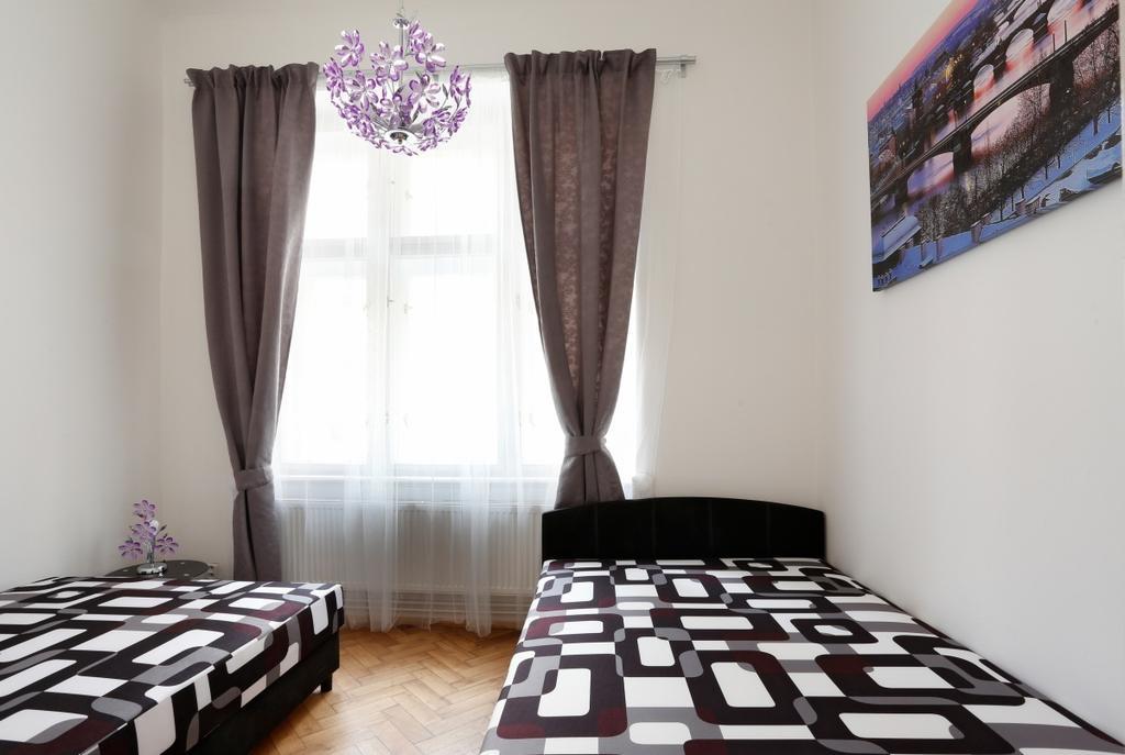 Apartment Near The Charles Bridge Прага Стая снимка