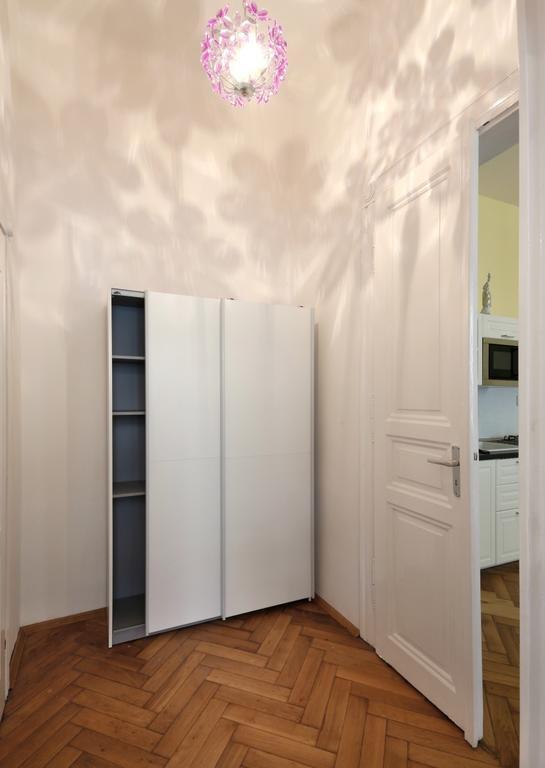 Apartment Near The Charles Bridge Прага Стая снимка