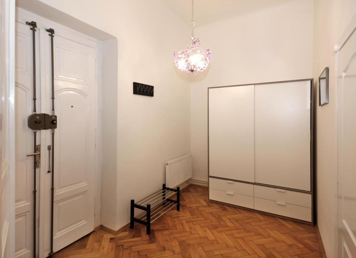 Apartment Near The Charles Bridge Прага Стая снимка