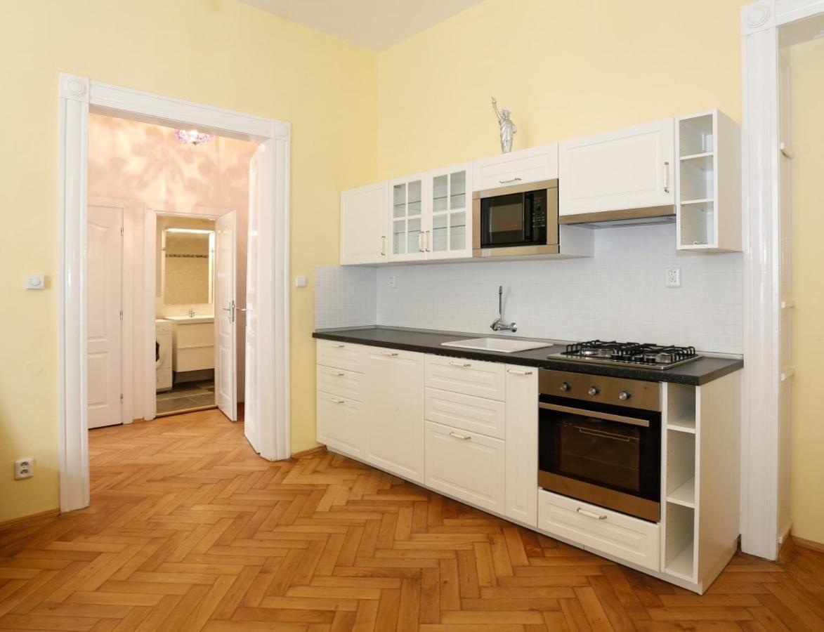 Apartment Near The Charles Bridge Прага Стая снимка
