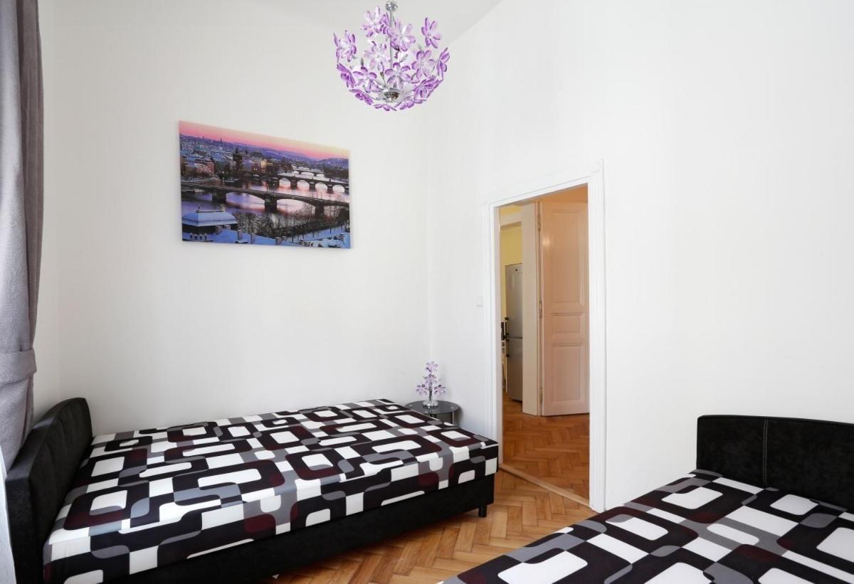 Apartment Near The Charles Bridge Прага Стая снимка