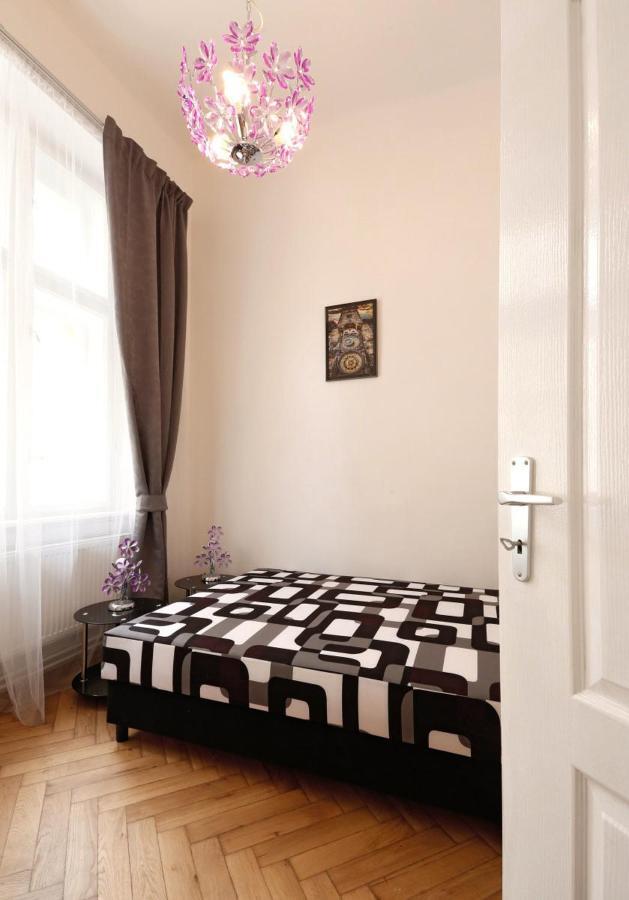Apartment Near The Charles Bridge Прага Стая снимка