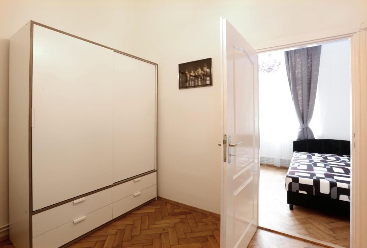 Apartment Near The Charles Bridge Прага Стая снимка